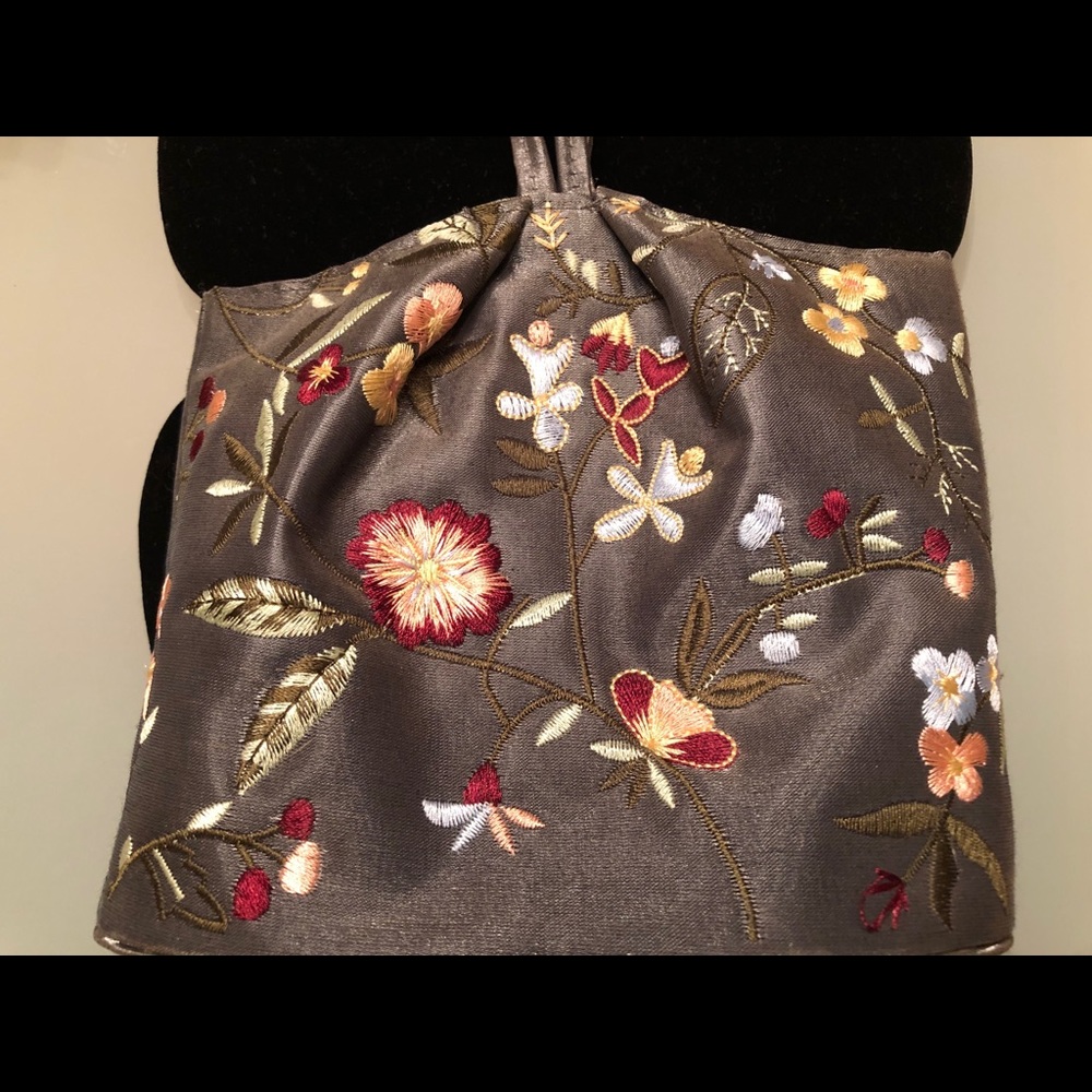 🛑 SOLD 📦! Floral Embroidered, Metallic Grey Wristlet